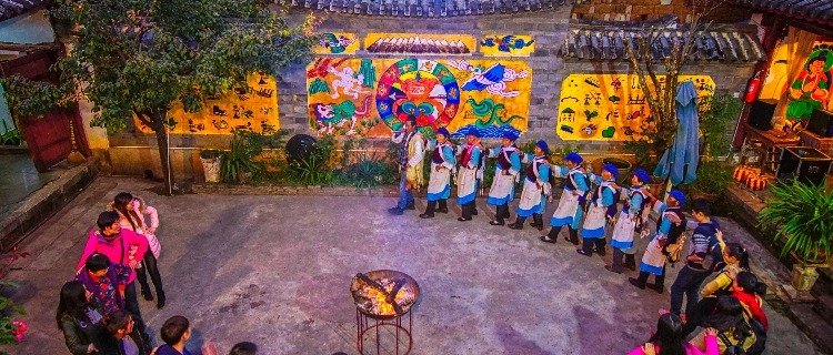 Experiencing ethnic activities of Mid-Autumn Festival in Lijiang Ancient Town