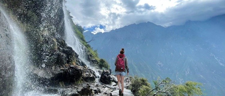 Hiking along Tiger Leaping Gorge