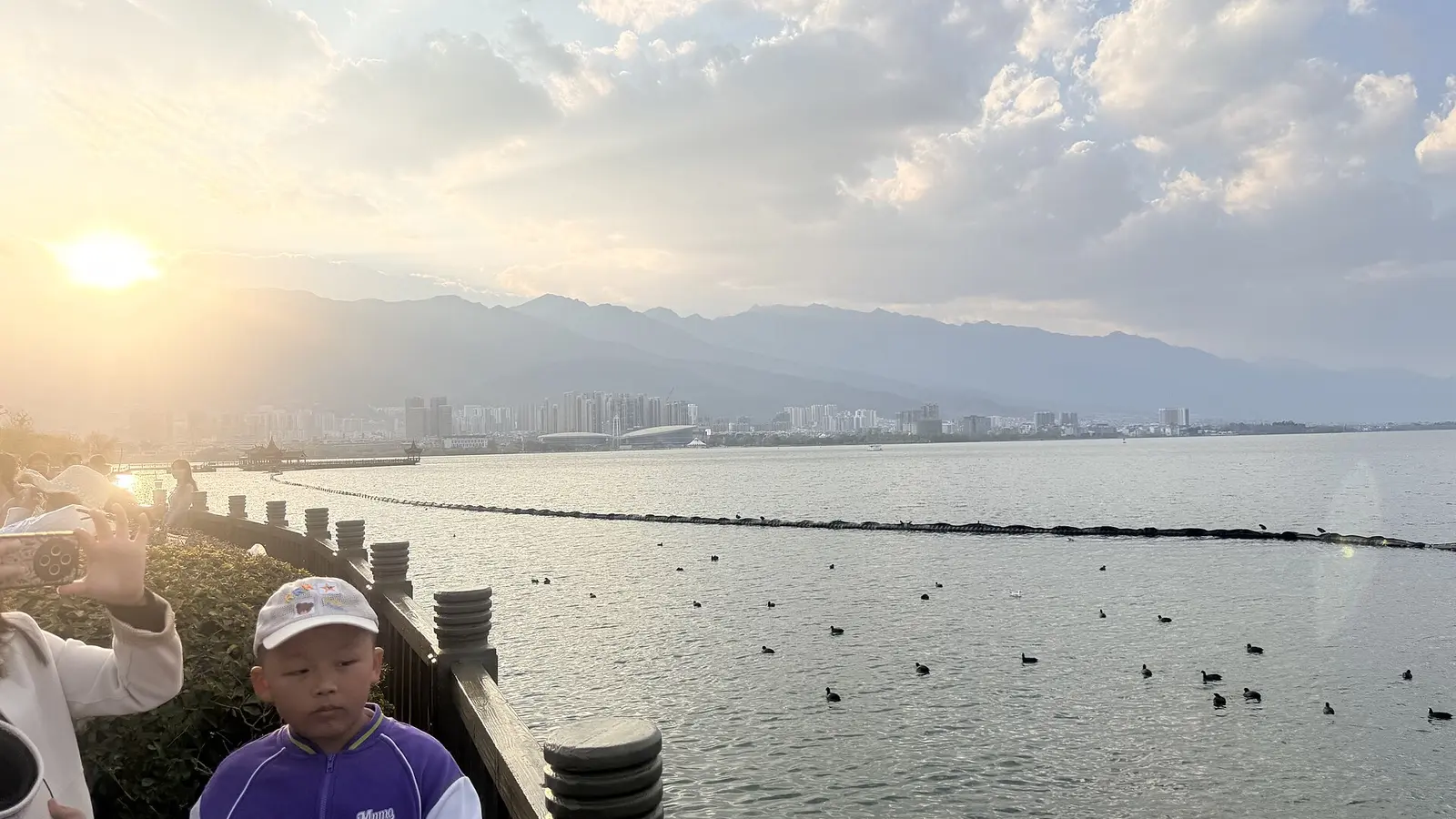 Erhai Lake and mountain scenery in Dali on a seven-day Yunnan tour