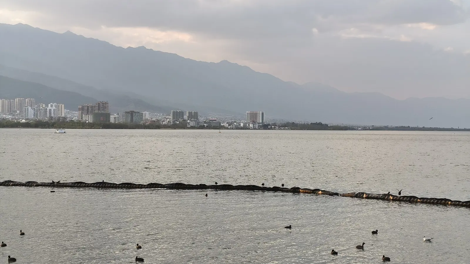 Open lakeside space at Erhai in Dali for a family-friendly Yunnan tour